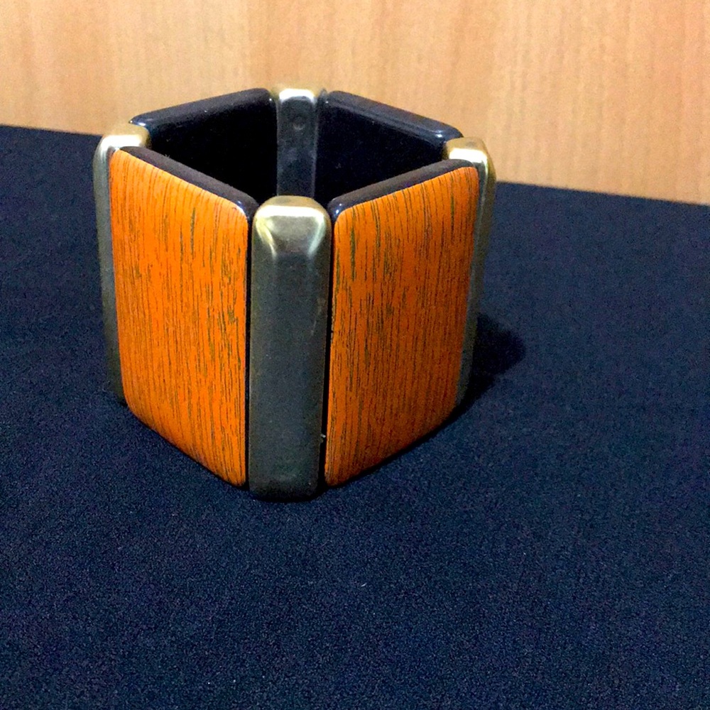 Costume jewelry bracelet